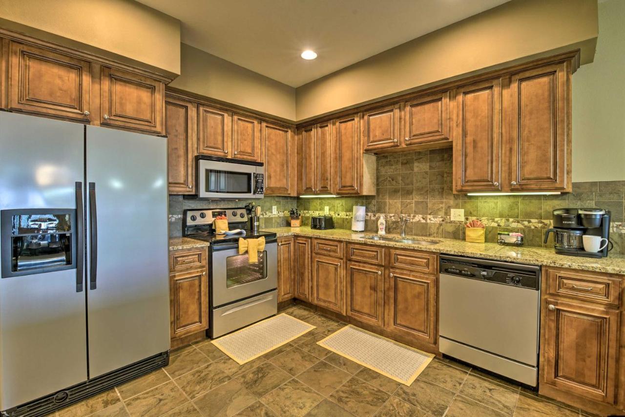 Inviting Branson Condo With Outdoor Dining Area Eksteriør bilde